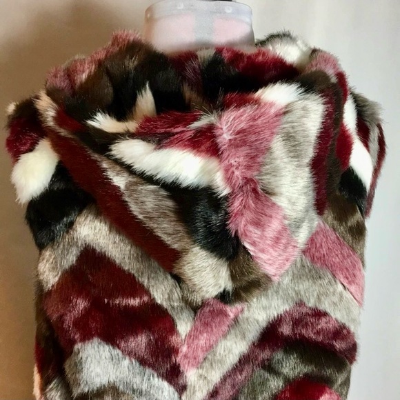 Steve Madden Chevron Faux Fur Hood Vest - Picture 5 of 6